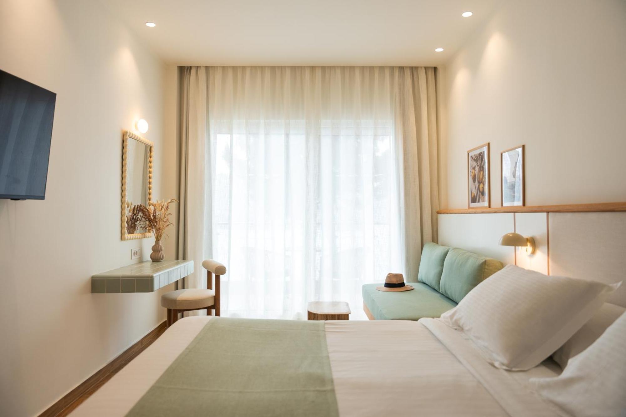 Superior East Side Open Sea View room