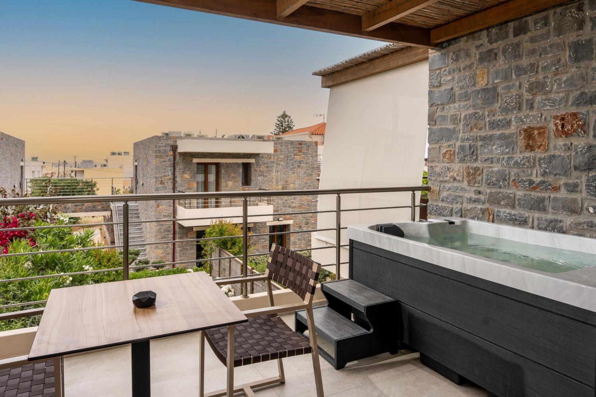One Bedroom Suite Outdoor Hot tub Garden & Pool View