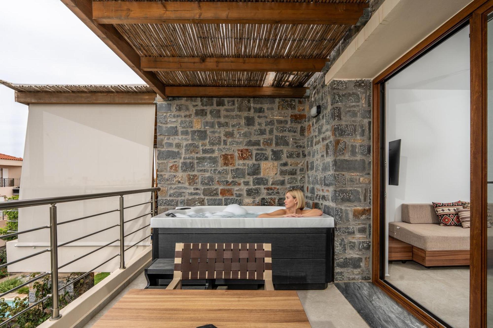 One Bedroom Suite Outdoor Hot tub Garden & Pool View