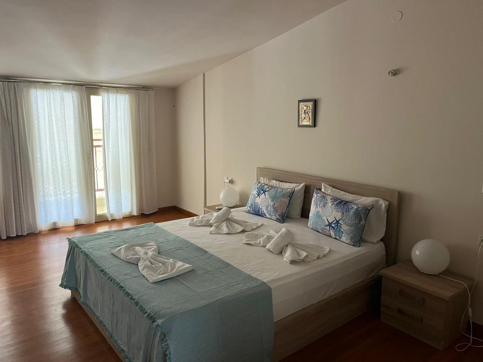 Two-Bedroom Apartment Balcony Sea View Annex