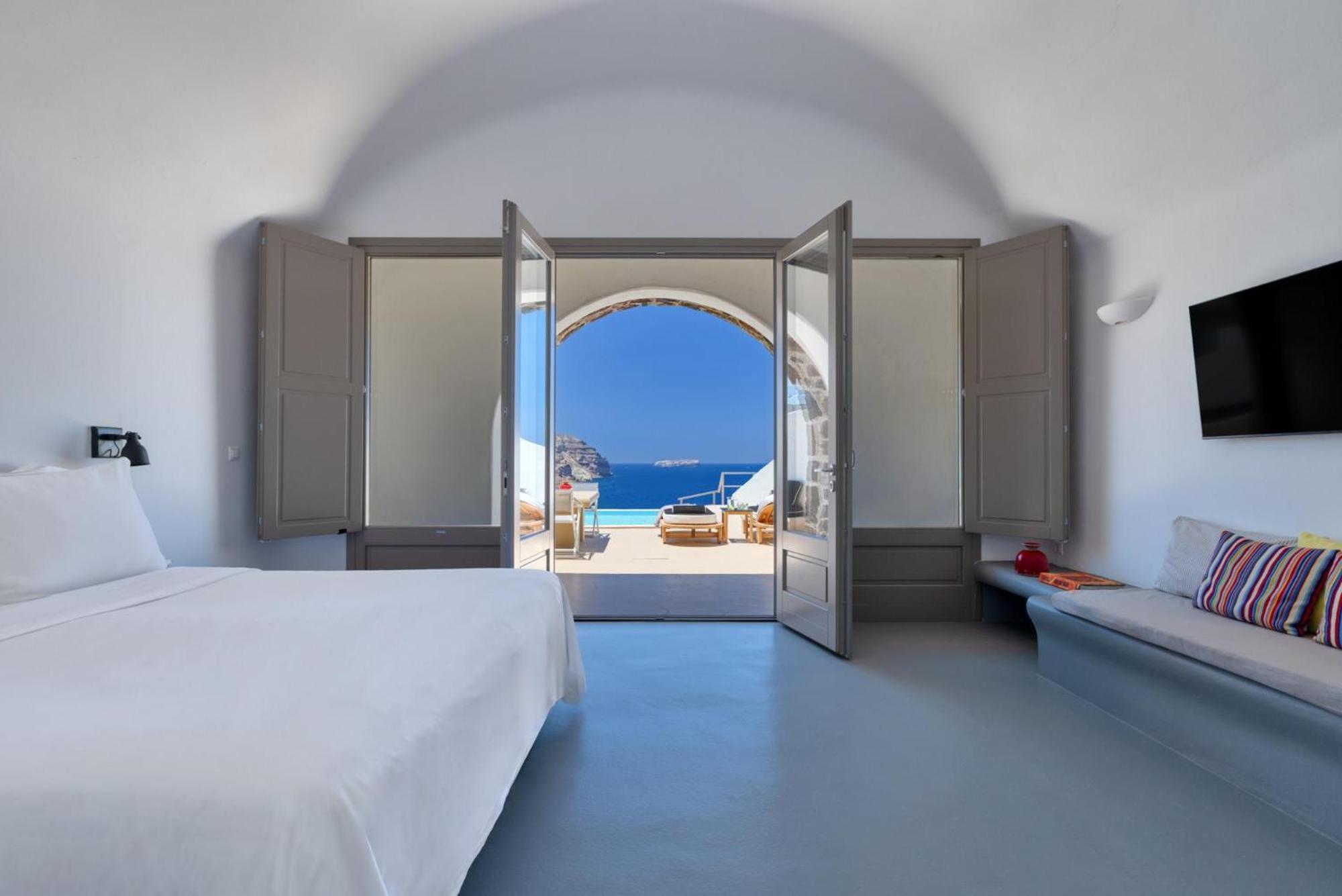 Cave Suite Infinity Pool & Caldera View