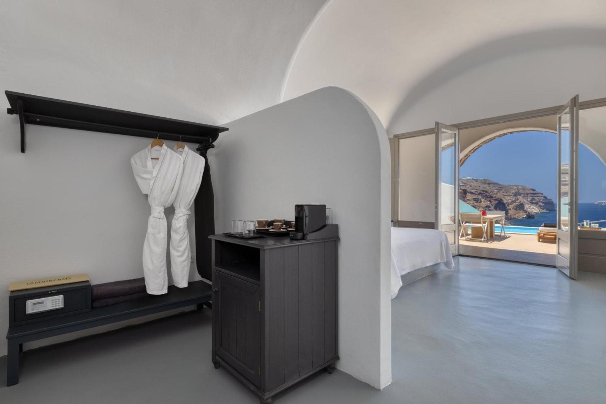 Cave Suite Infinity Pool & Caldera View