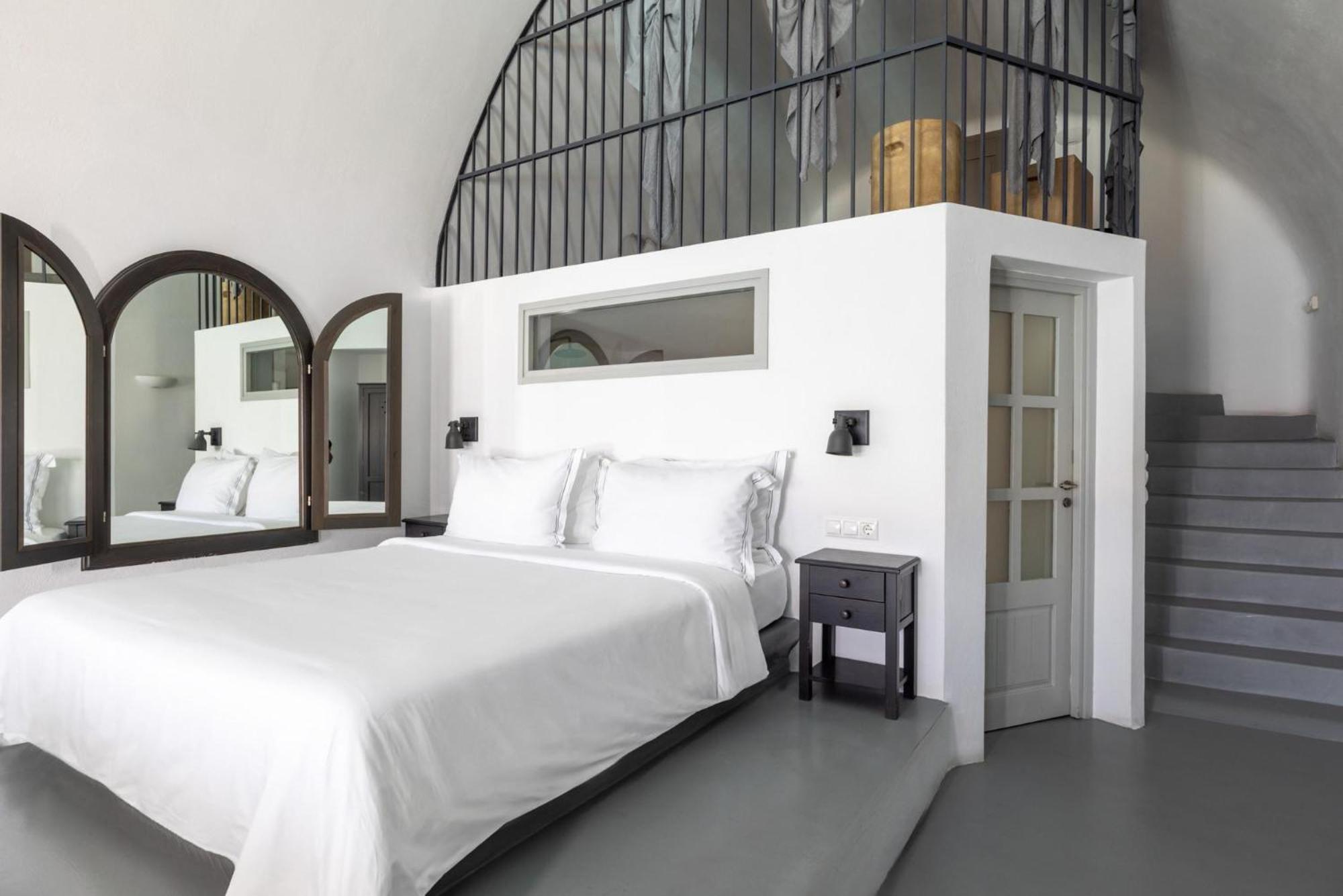Executive Cave Suite Private Pool & Caldera View