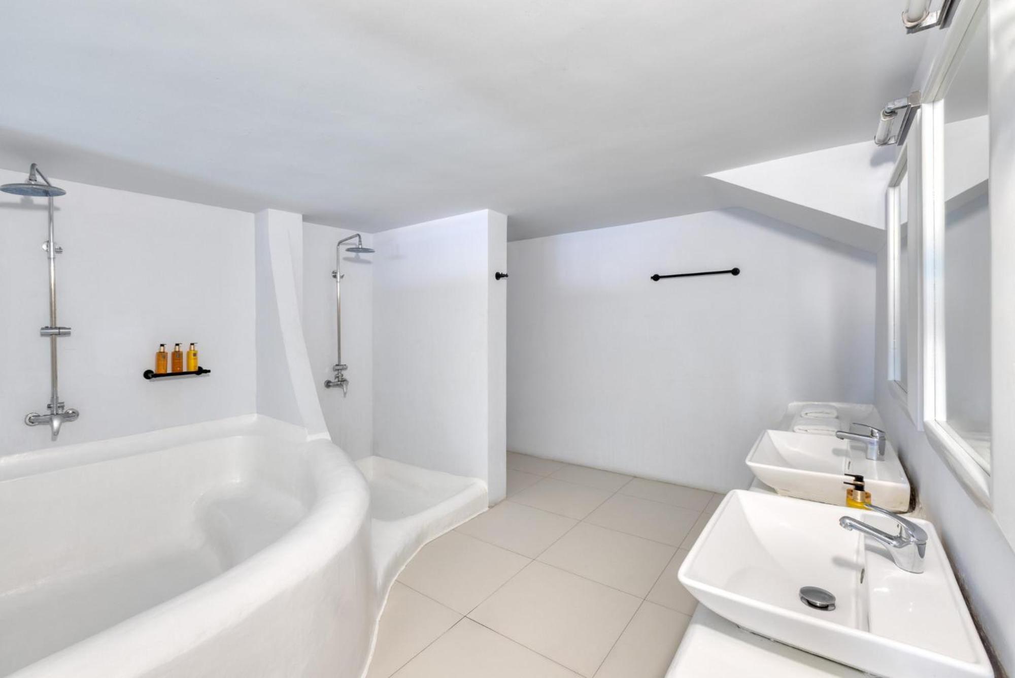 Executive Cave Suite Private Pool & Caldera View