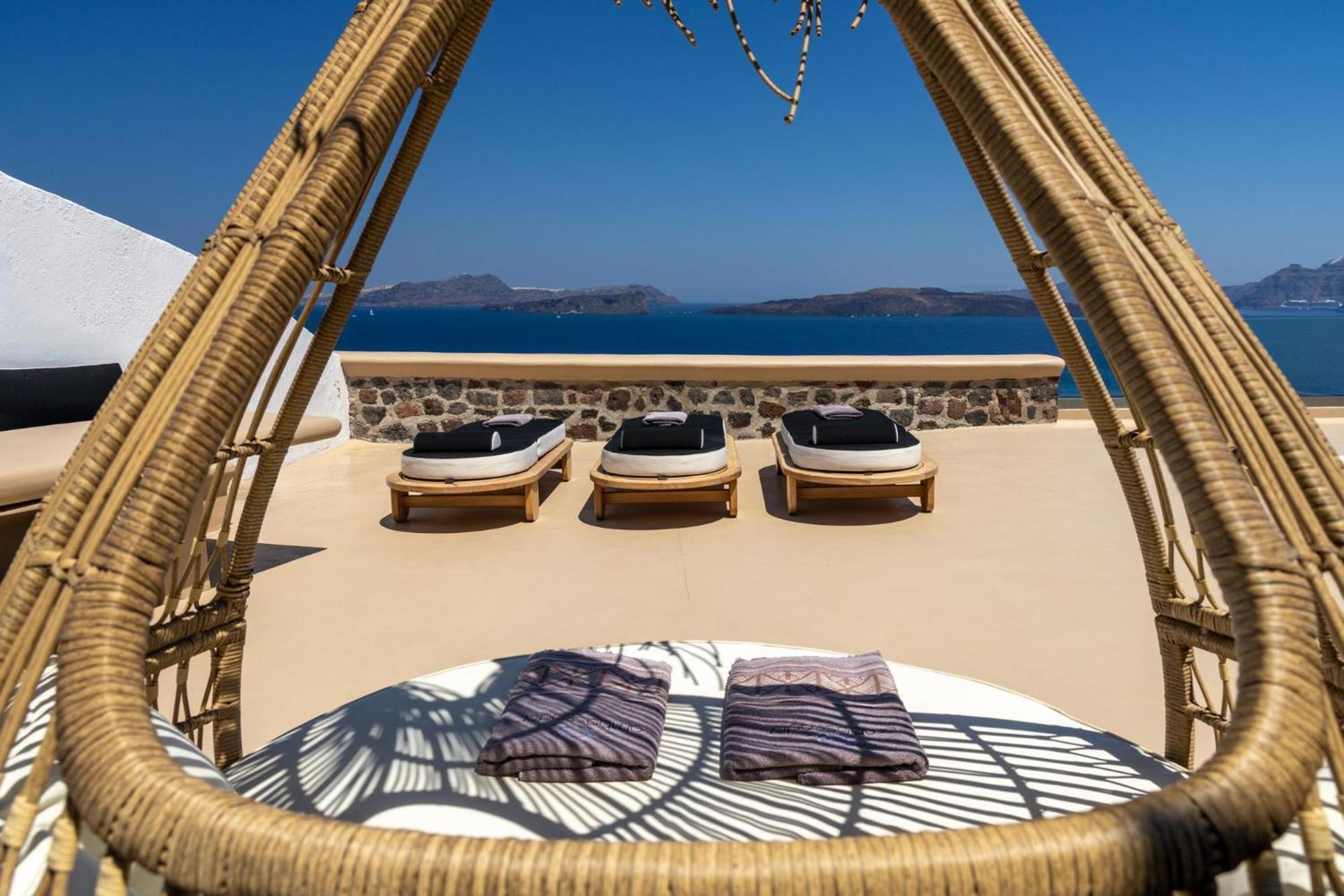 Executive Cave Suite Private Pool & Caldera View