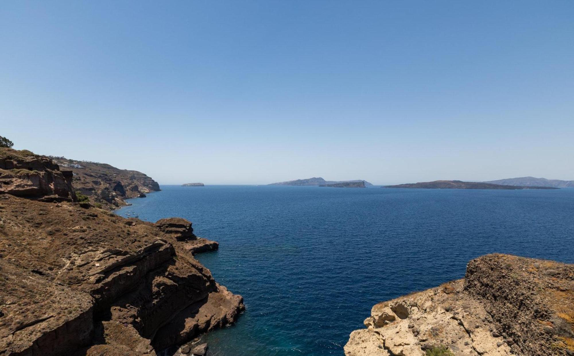 Cave Suite Infinity Pool & Caldera View