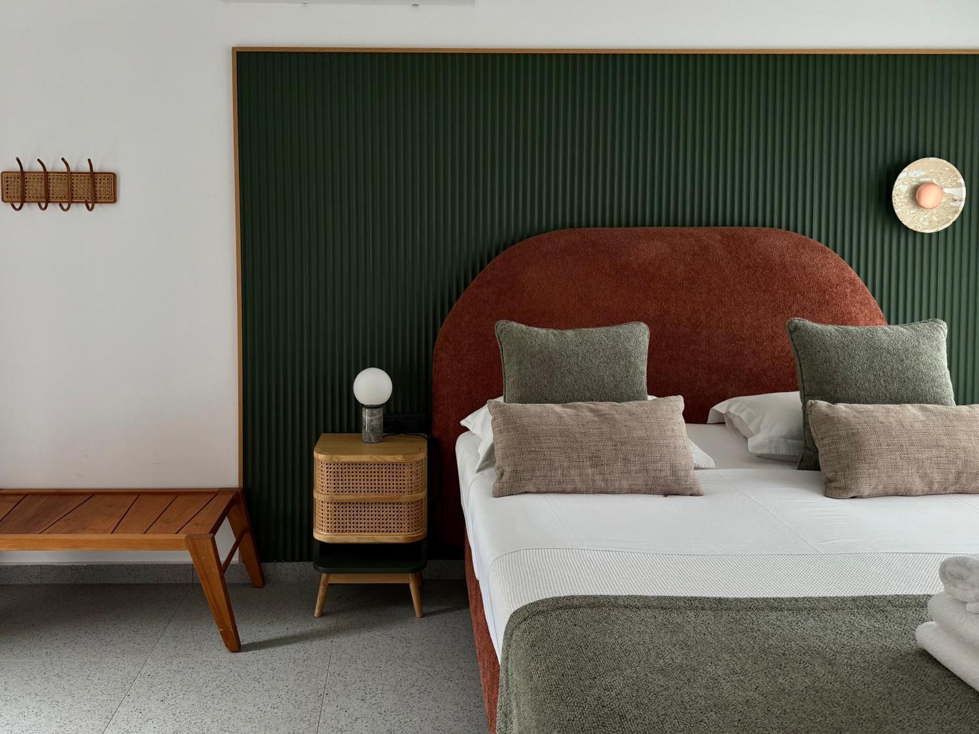 Kamer met Queensize Bed en Uitzicht op het Zwembad