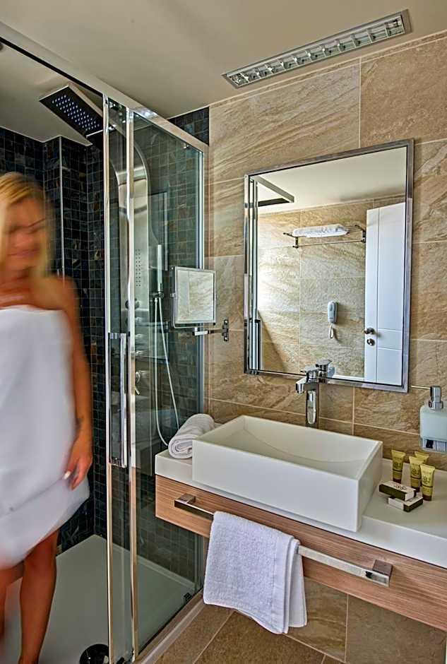 One-Bedroom Suite Sea View