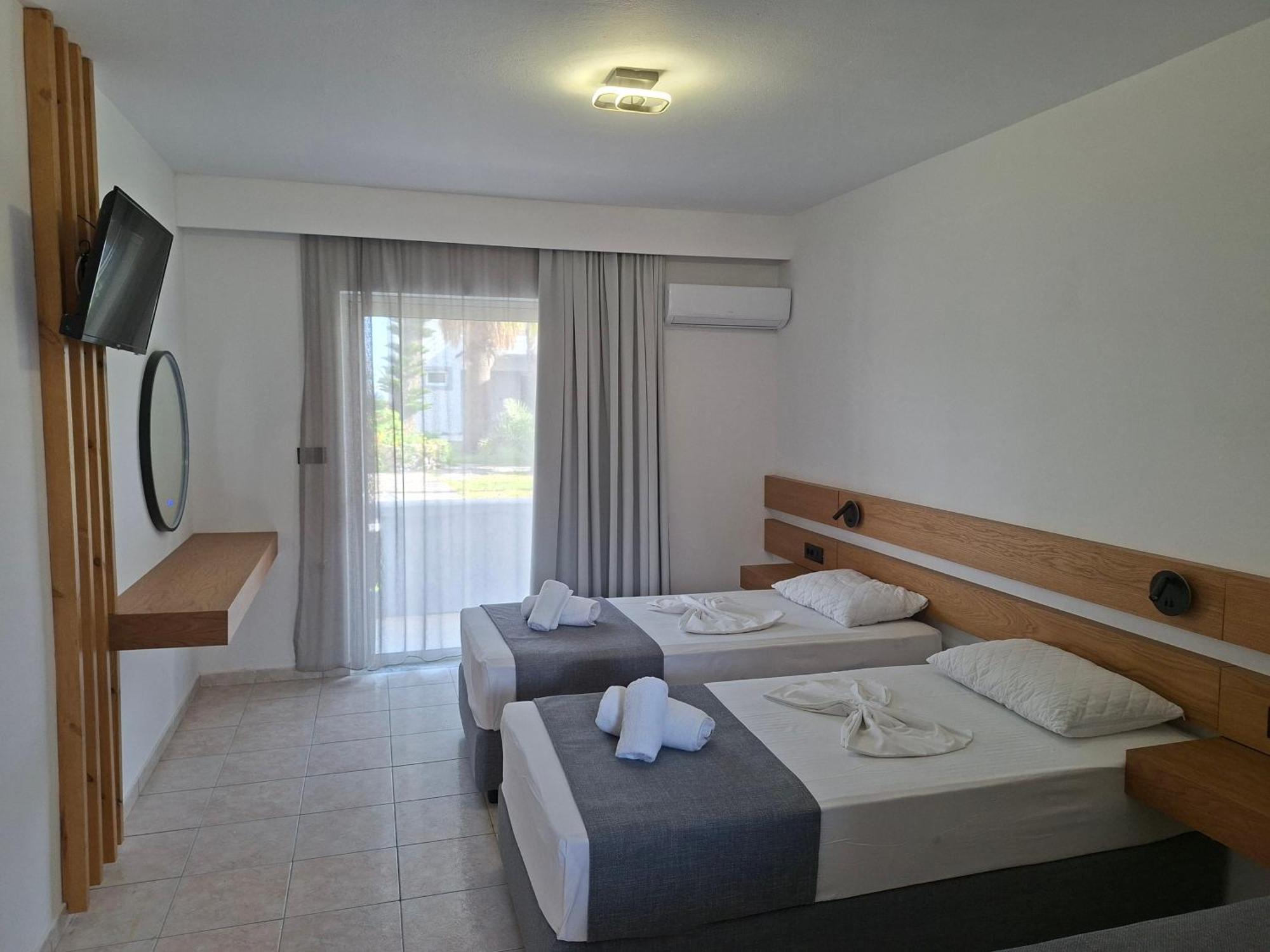 Double or Twin Room Side Sea View