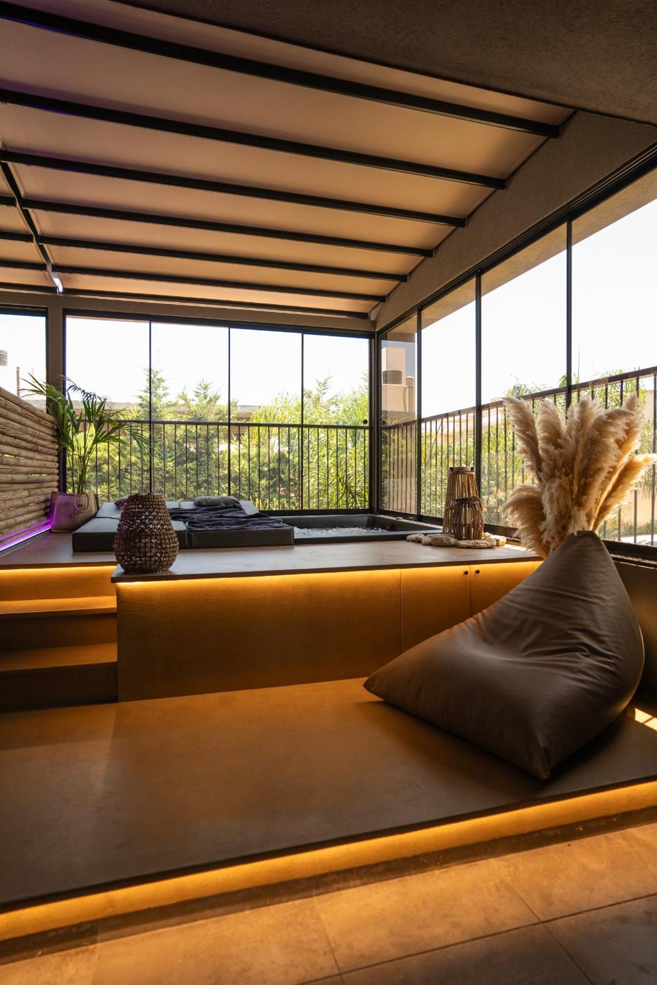 Veranda Suite Private Jacuzzi