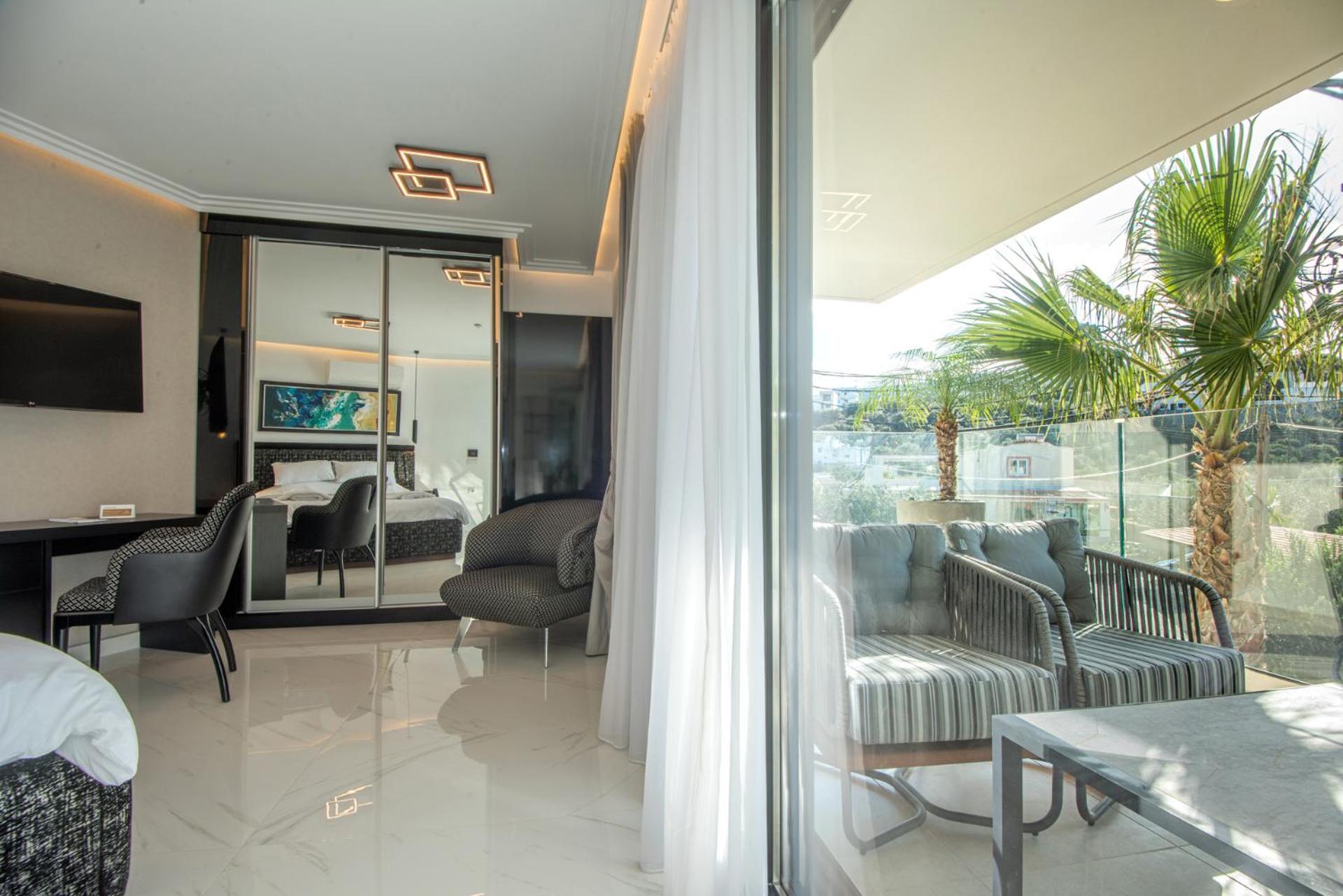 One-Bedroom Suite Mountain or Pool View
