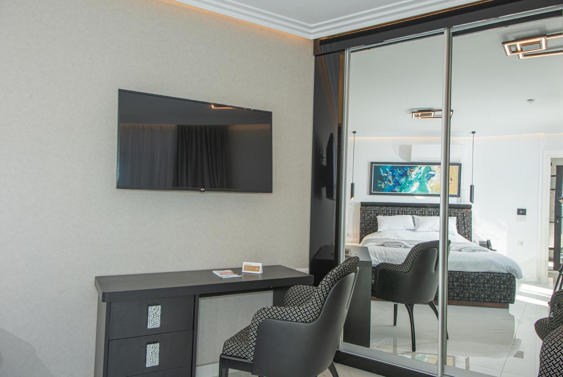 One-Bedroom Suite Mountain or Pool View