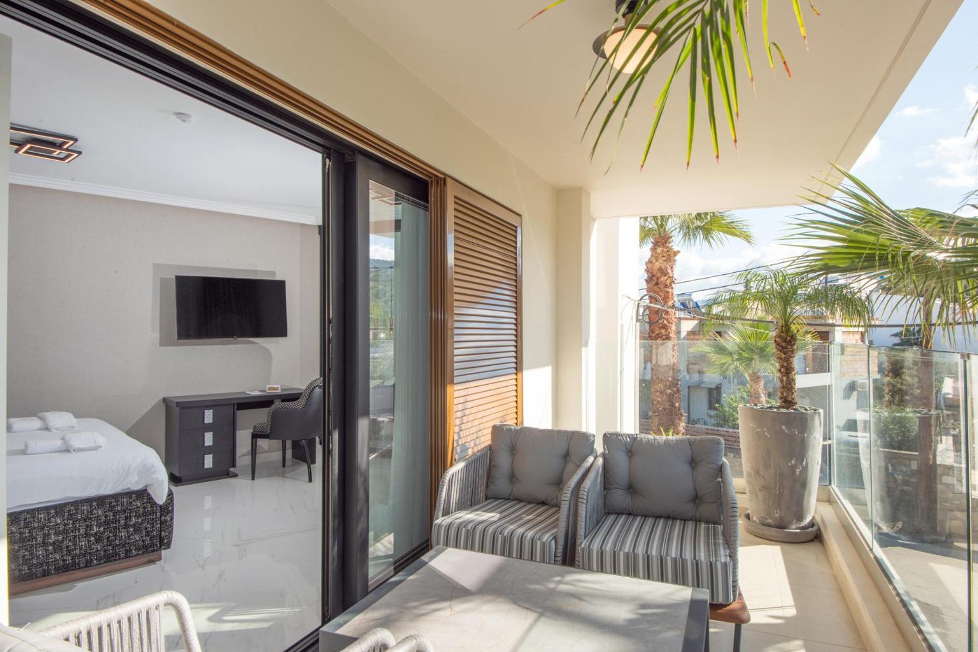 One-Bedroom Suite Mountain or Pool View
