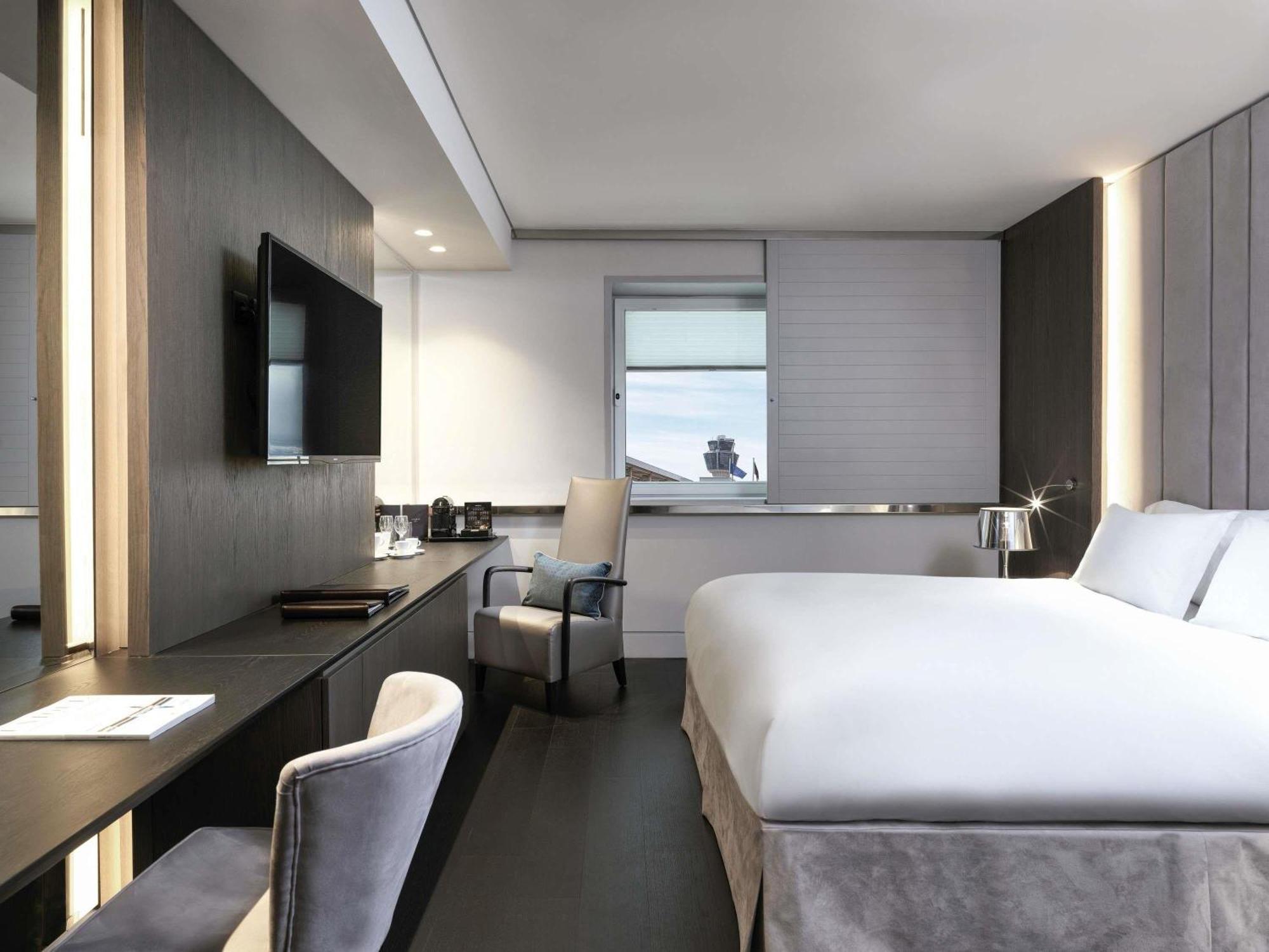 Club Luxury Queen Room Lounge Access