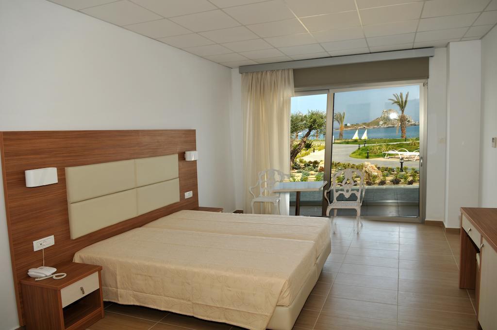 Double or Twin Room with Partial Sea View