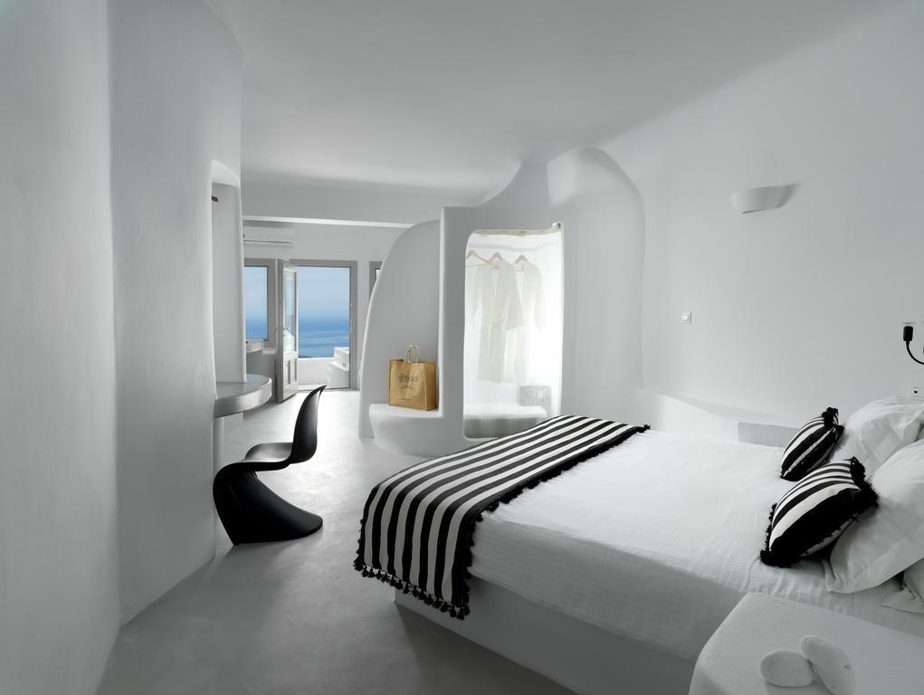 Tholos Honeymoon Suite with Private Outdoor Hot Tub and Caldera View