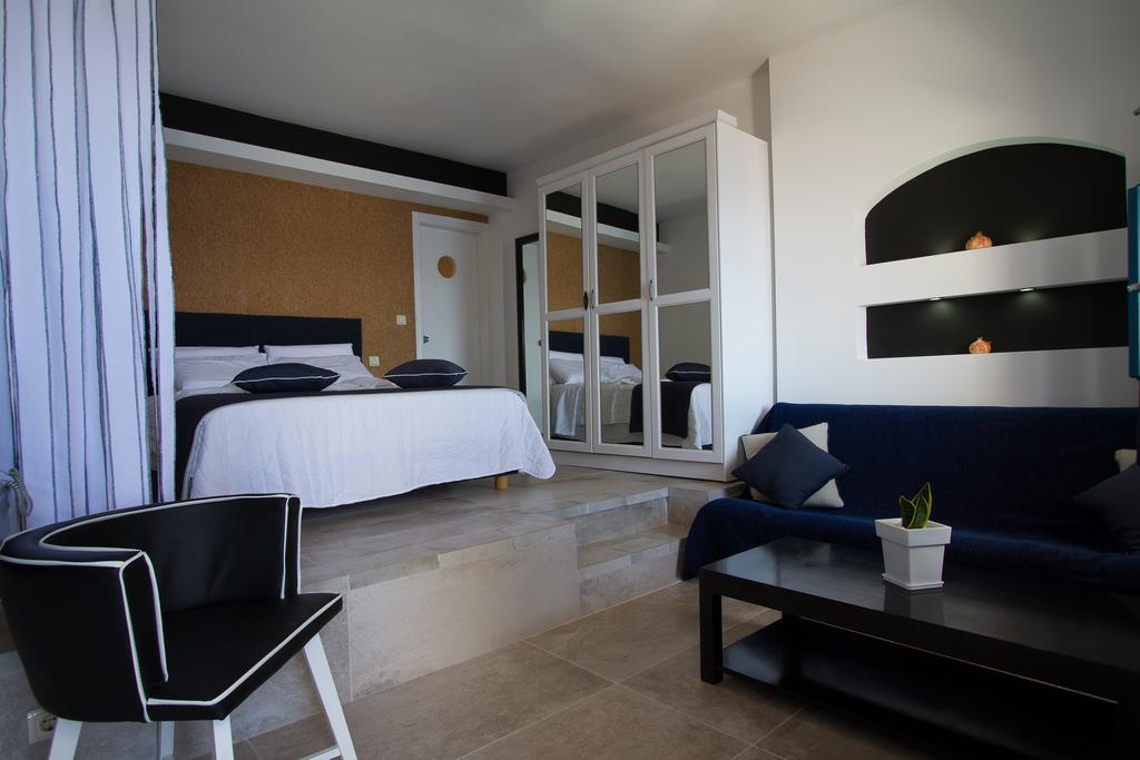 Honeymoon Suite with heated Plunge Pool and Caldera View