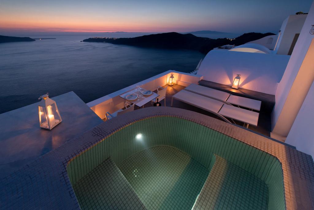 Deluxe Suite Outdoor Heated whirlpool Caldera View Sunset View