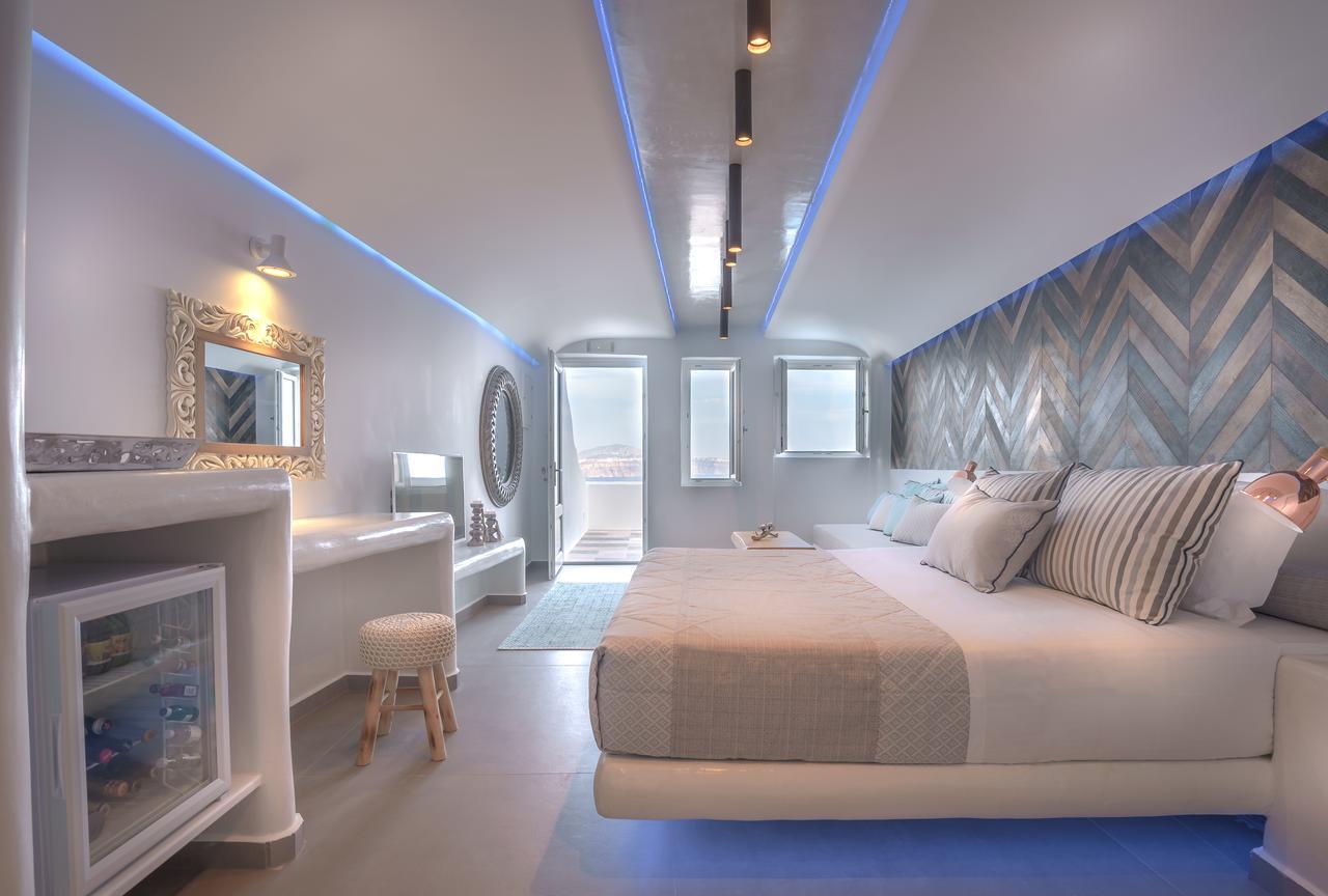 Legend Suite with Οutdoor Ηot Τub and Caldera View