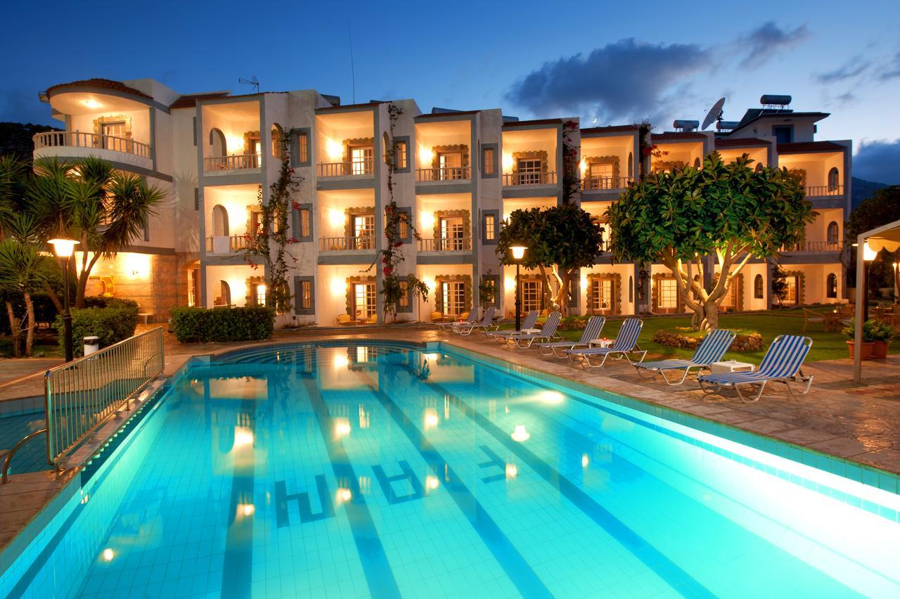 Apartment with Pool View