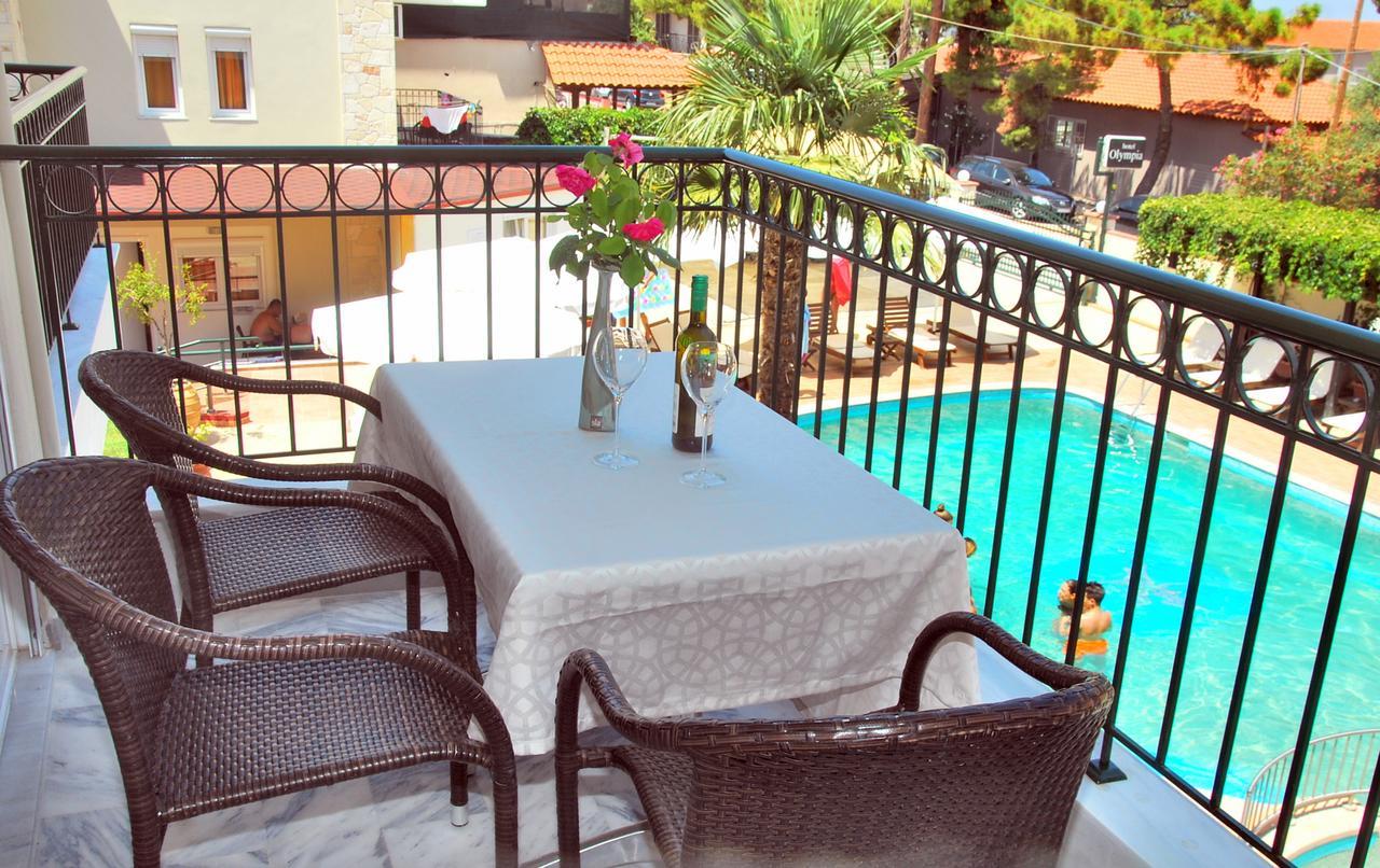 Apartment with Pool View