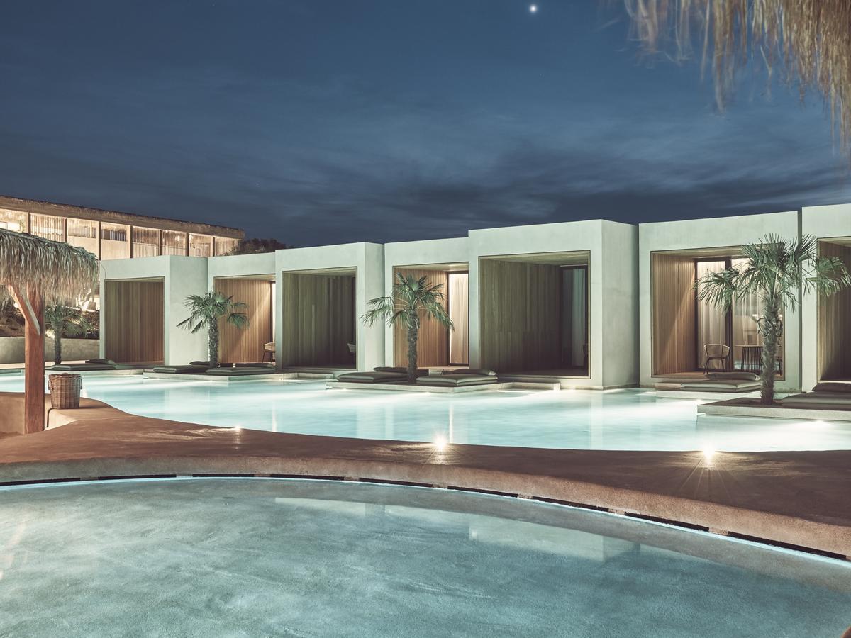 Superior Water Suite Pοol View