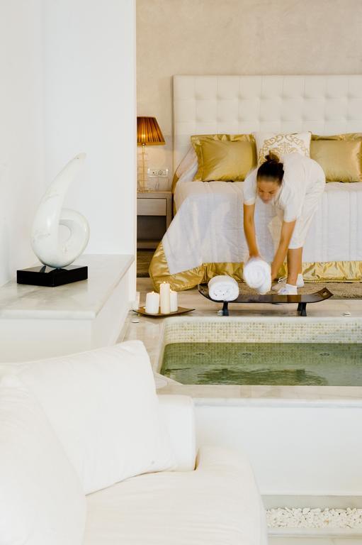 Grand Suite with Private Heated Pool and Caldera View