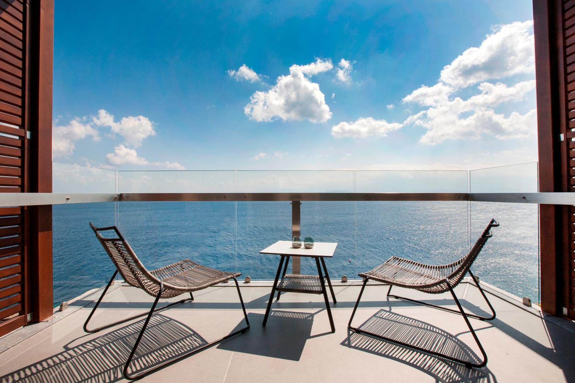 Deep Blue Bungalow Suite Waterfront