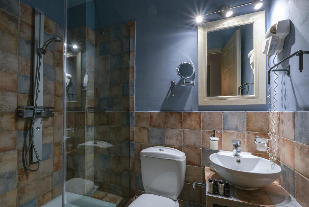 Budget Double Room Adiandi Building