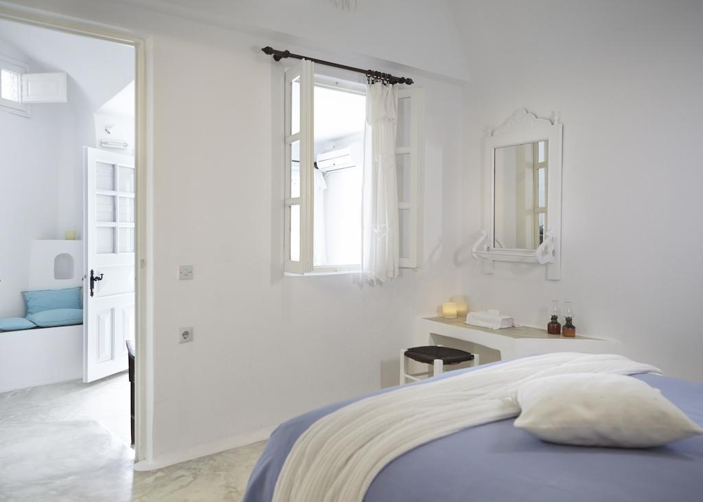 Superior Cave House Suite with Caldera View