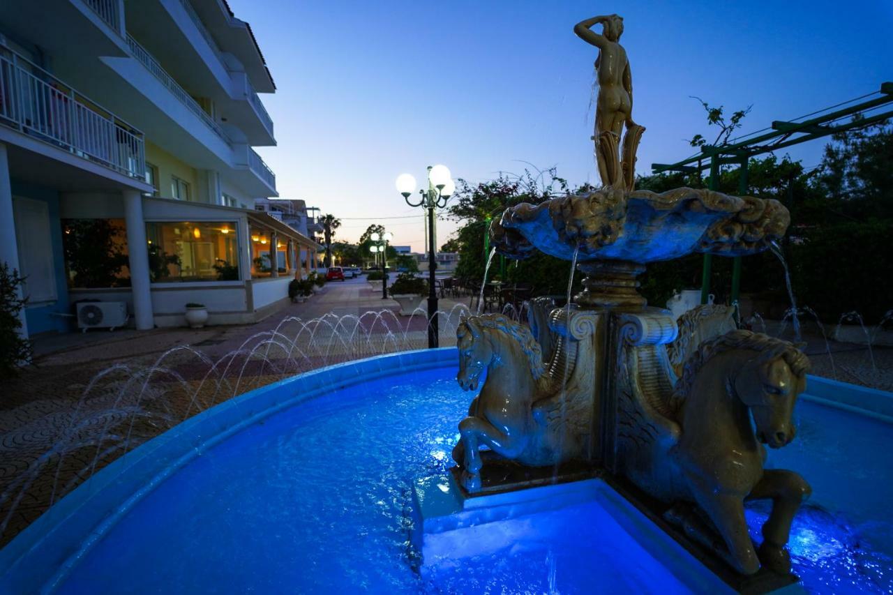 Deluxe Double Room with Side Sea View
