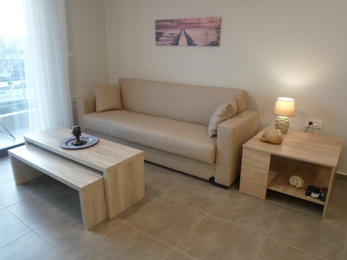 Deluxe One-Bedroom Apartment
