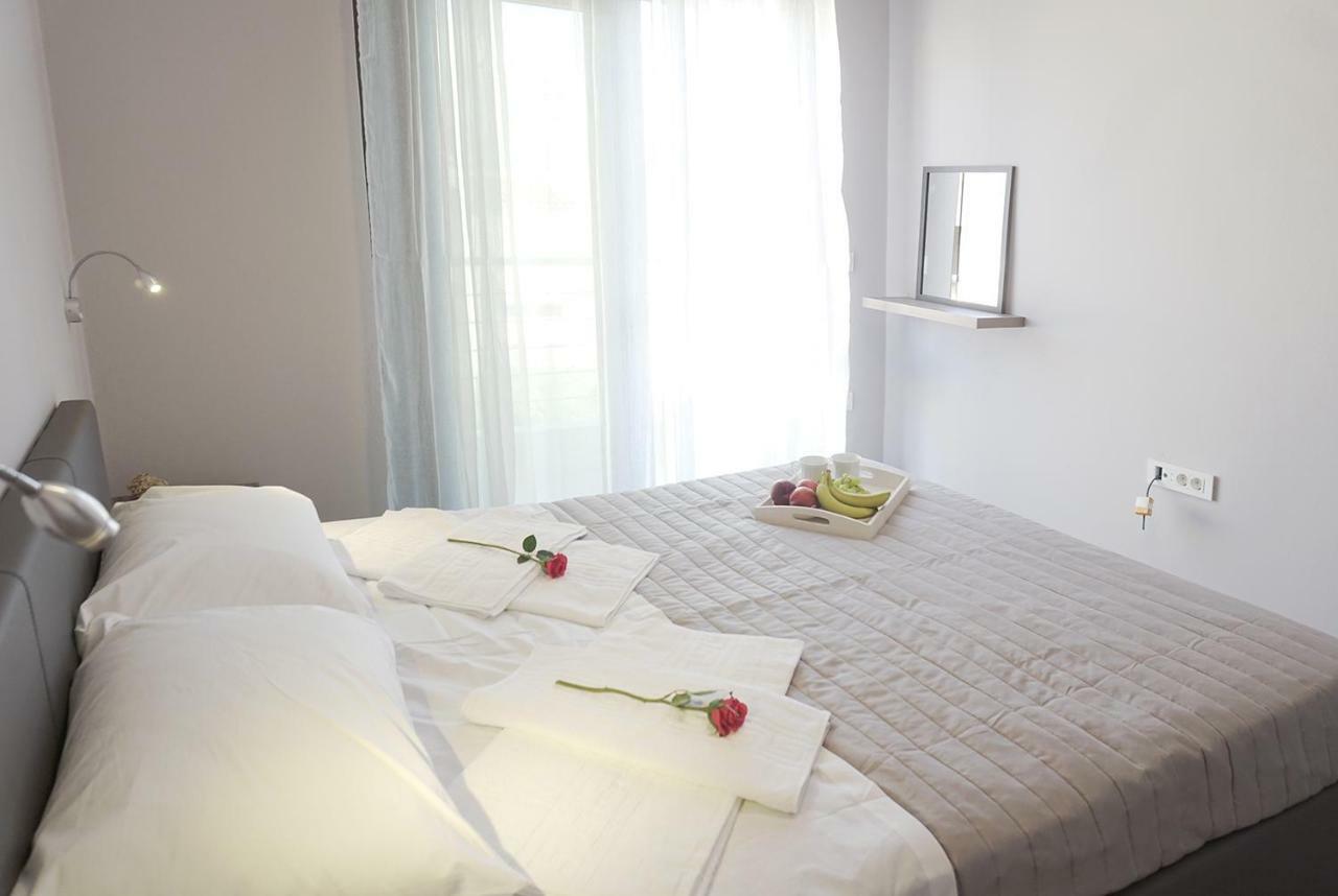 Deluxe One-Bedroom Apartment