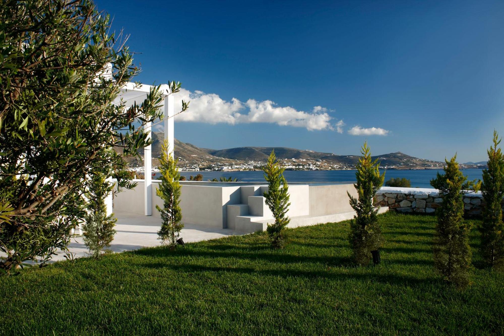 Art Suite Outdoor Jetted Tub