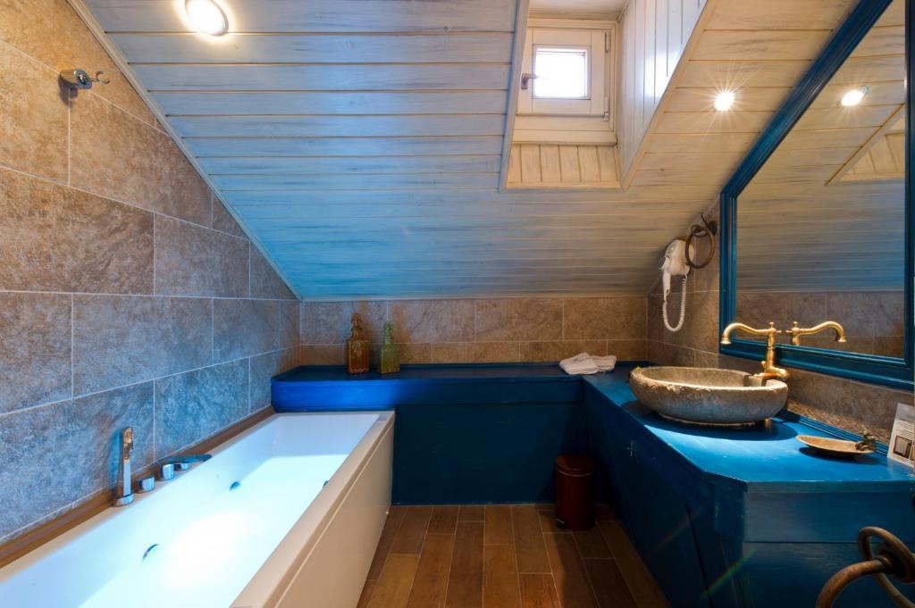 Superior Suite Spa Bath Mountain View