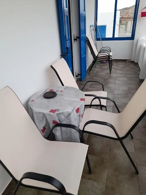 Παραθαλάσσιο εξοχικό σπίτι με θέα τον κόλπο Βάρης-1
