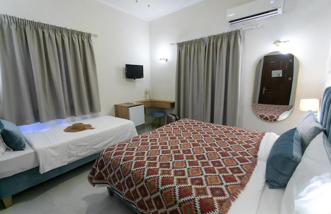 Paradise Hotel-1