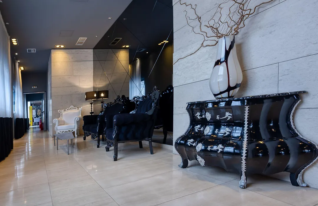 Gallery Art Hotel-1