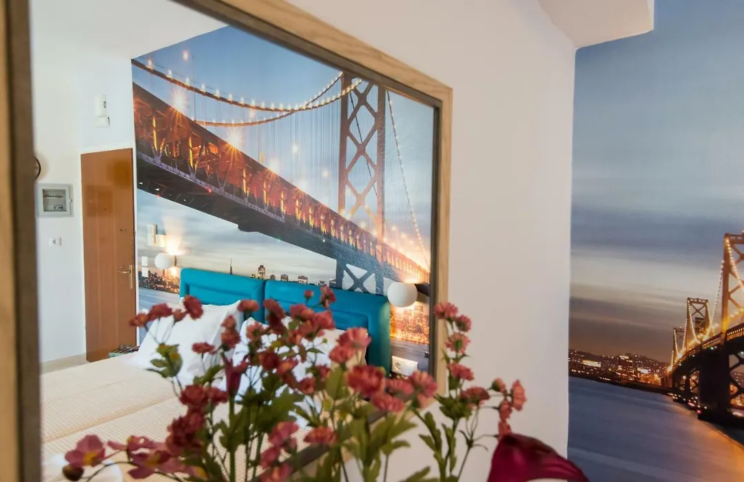 Christina'S Luxury Apartment-1