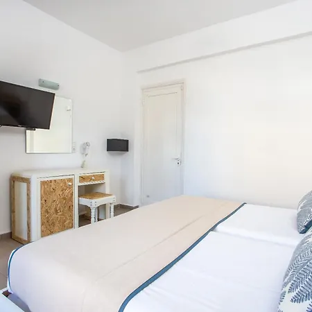 Tinas Plus Hotel-3