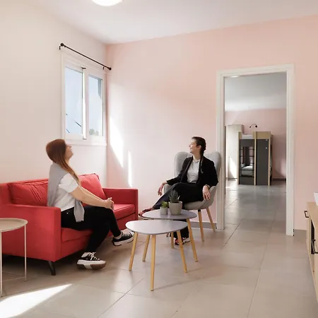 Local Hostel & Suites-3