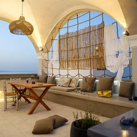Central Hostel Oia-3