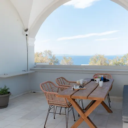 Central Hostel Oia-2