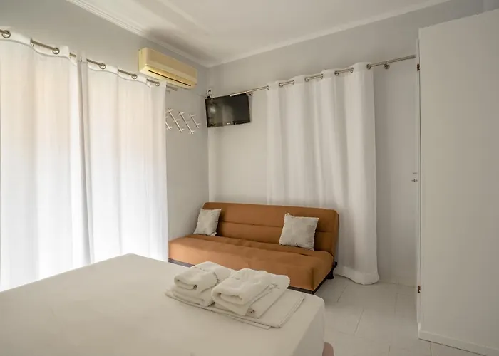 Aggelos Apartments & Deluxe Studios Nydri 