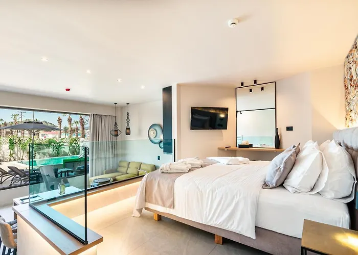 Pathos Seaside Suites