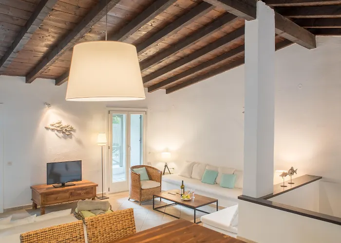 Skiathos Holidays Suites & Villas Vromolimnos