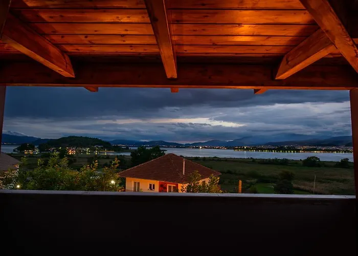 O Fotis, Restaurant, Studios & s
