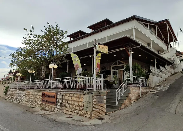 O Fotis, Restaurant, Studios & s