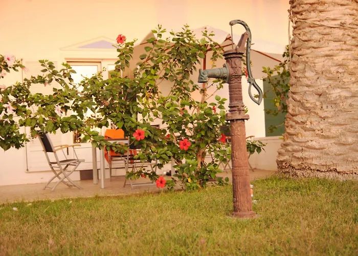 Akrotiri Hotel