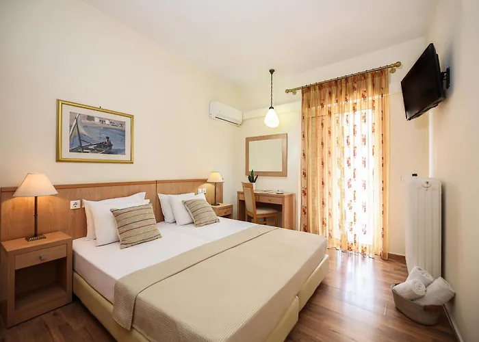 Saronis Hotel